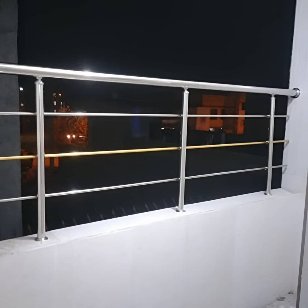 نرده بالکن سفارشی نمای مدرن