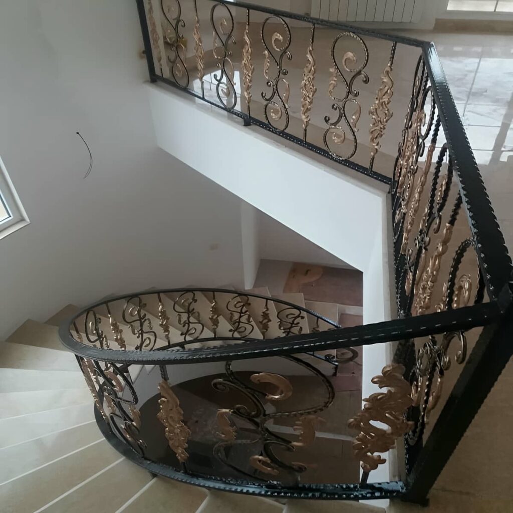 حفاظ بالکن با طرح فرفورژه