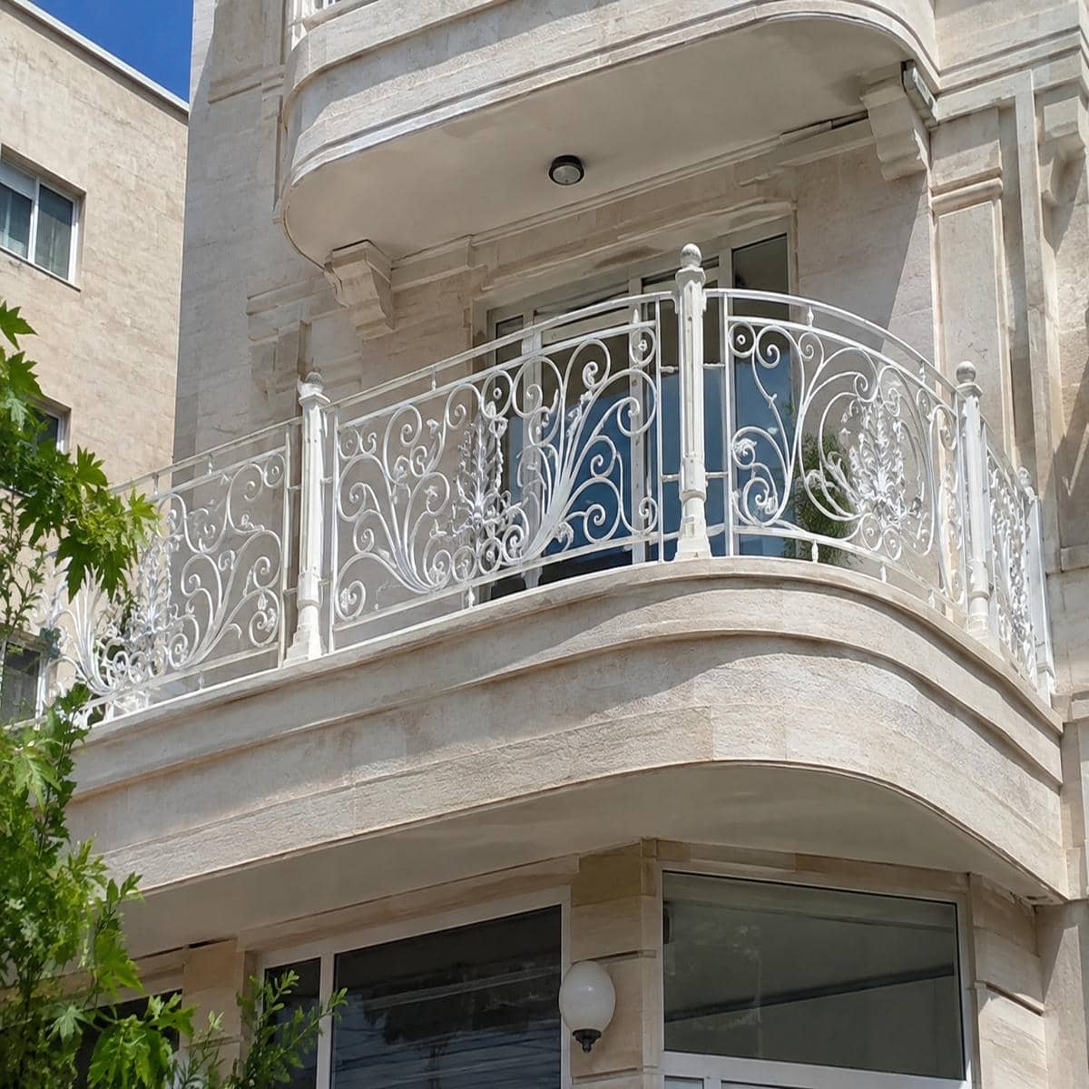 نرده کلاسیک بالکن با طرح سنتی مرکز فروش و نصب نرده کلاسیک بالکن برای نگهداری آسان