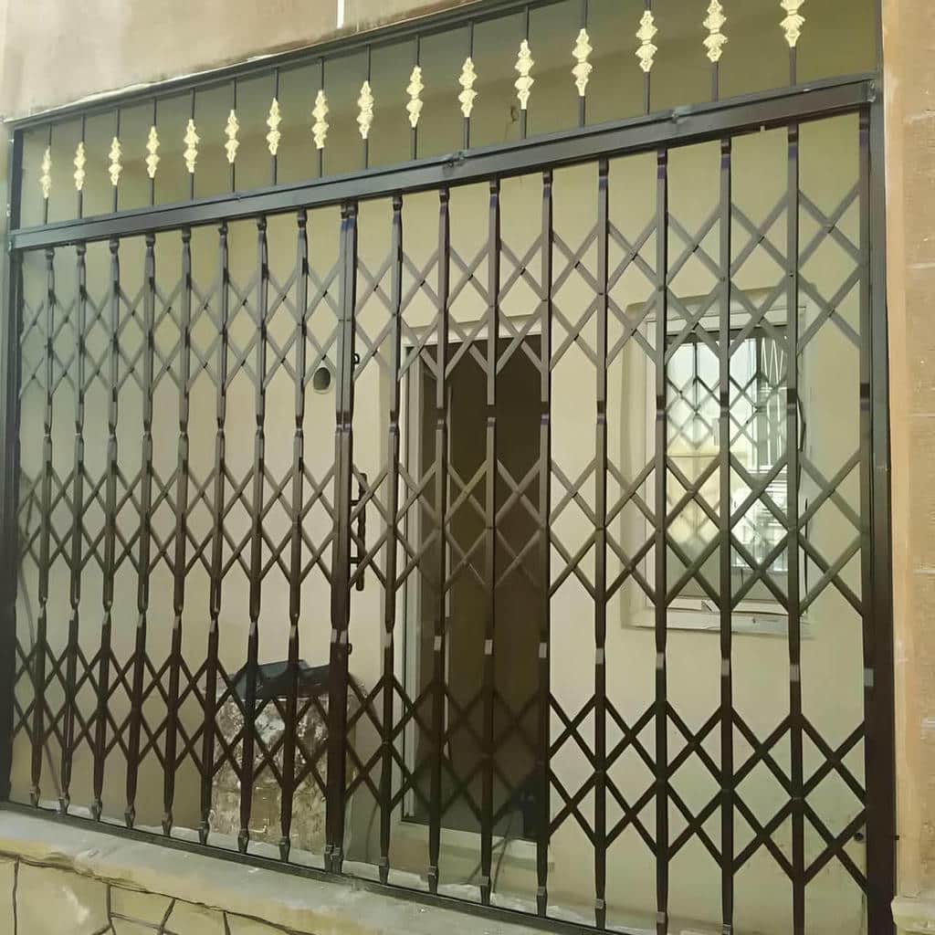 نرده روی پنجره آپارتمان با طرح ساده