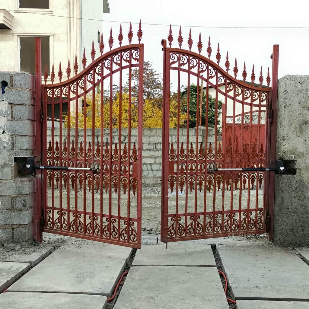 جک بازویی روی درب ورودی ساختمان همدان جک بازویی روی درب ورودی ساختمان همدان