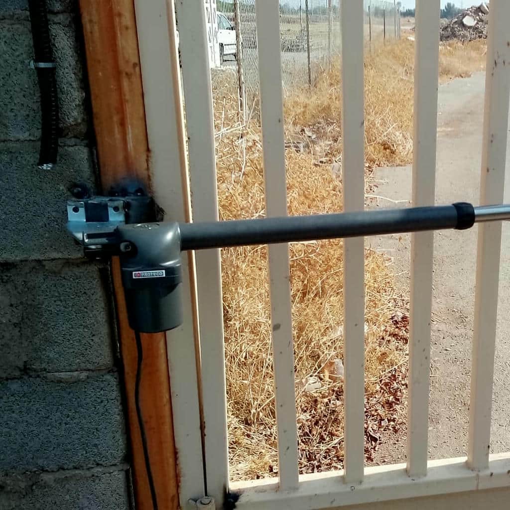 جک درب پارکینگ بازویی روی درب فلزی بوشهر