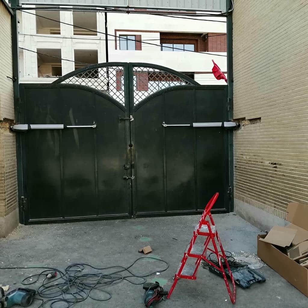 جک درب پارکینگ با بازوی مشکی روی درب آهنی جک درب پارکینگ با بازوی مشکی روی درب آهنی