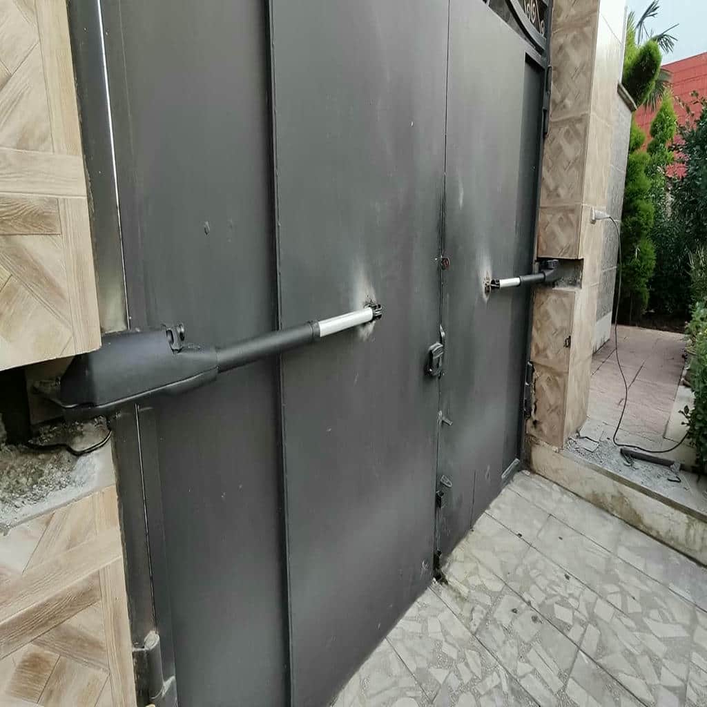 جک درب پارکینگ در نمای نزدیک از بازوی اتصال جک درب پارکینگ در نمای نزدیک از بازوی اتصال