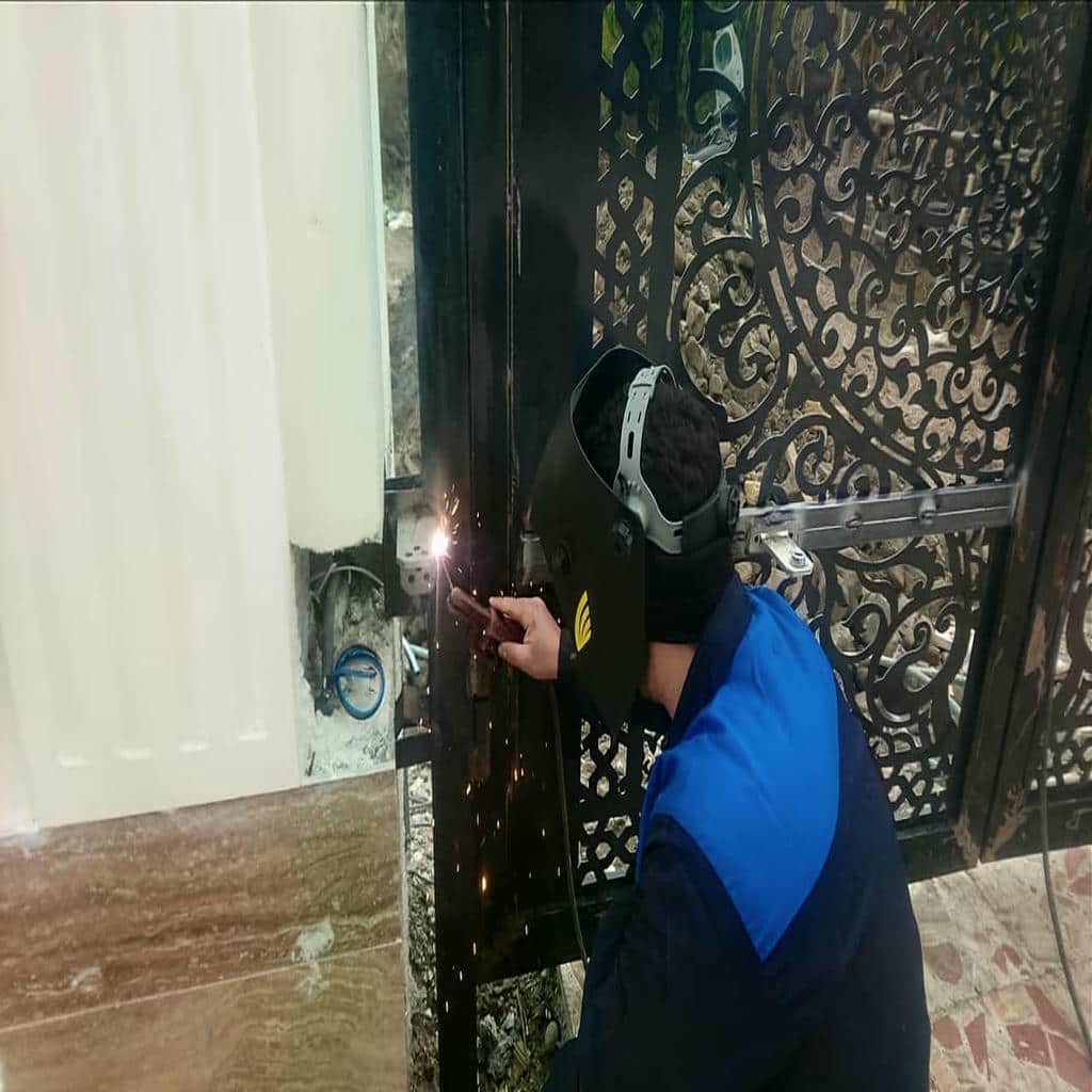 جک درب پارکینگ دو لنگه برای ورودی زنجان