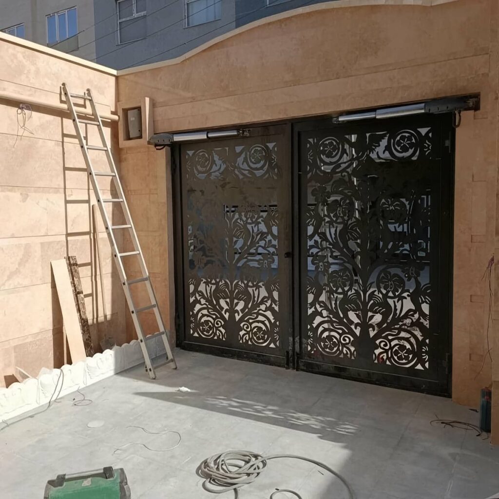 جک درب پارکینگ دو لنگه کنار ورودی سنگی