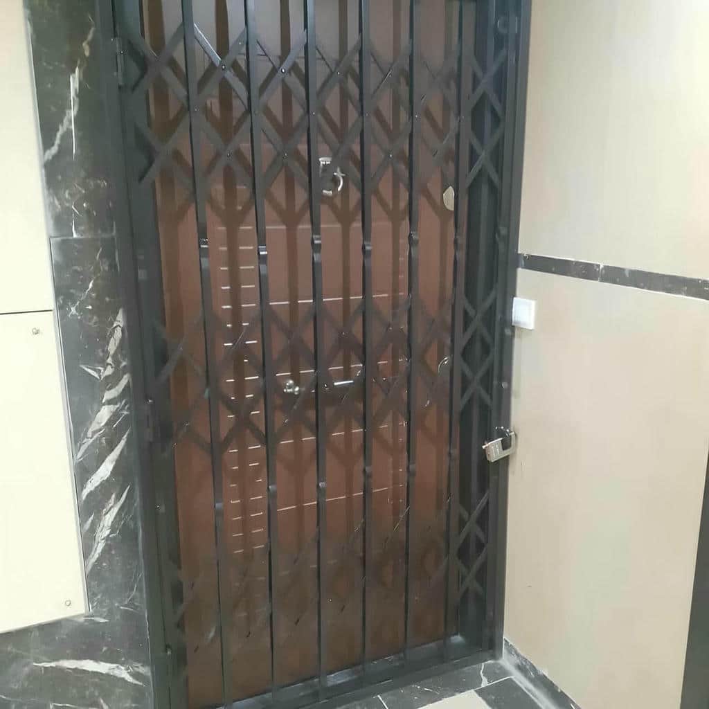 حفاظ آکاردئونی در رشت کنار ورودی آپارتمان حفاظ آکاردئونی در رشت کنار ورودی آپارتمان