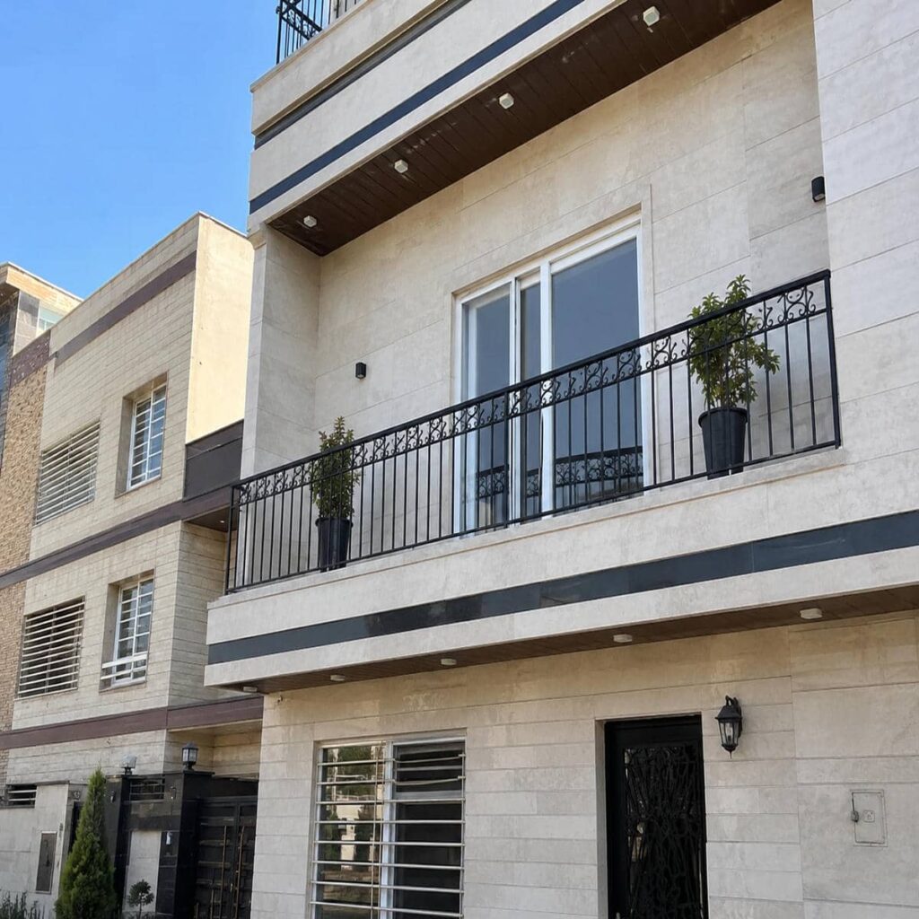 حفاظ بالکن با رنگ تیره و قاب هندسی در ساختمان مسکونی