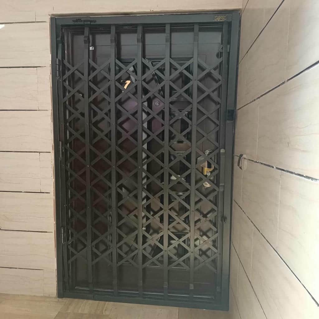 حفاظ درب آپارتمان با طرح لوزی در استان مرکزی