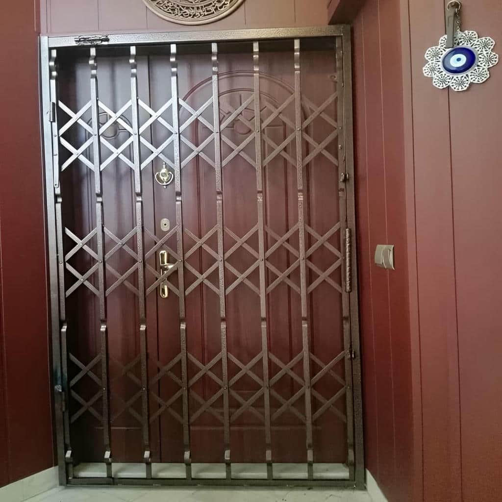 حفاظ درب آکاردئونی آپارتمان با قفل مرکزی و بدنه تیره