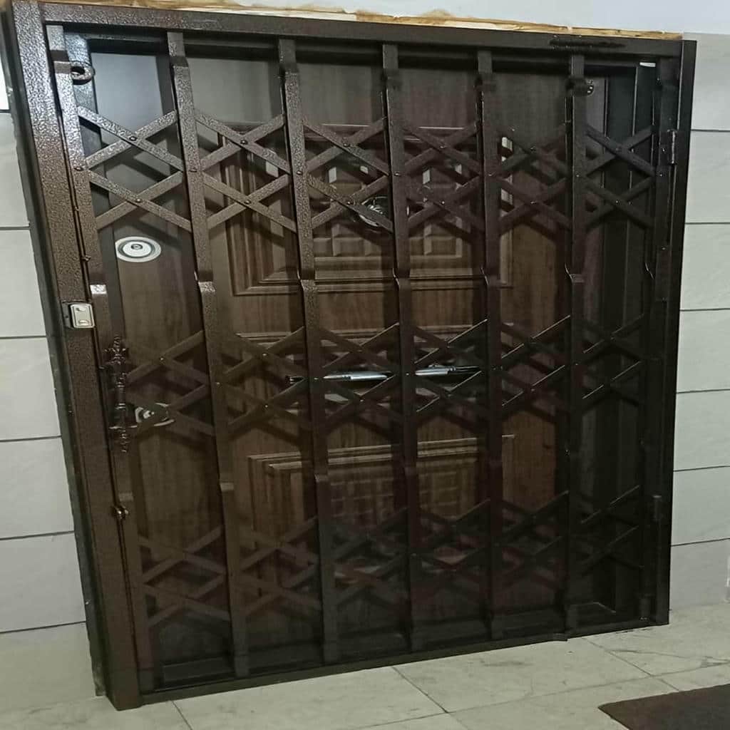 حفاظ درب آکاردئونی با ردیف های کشویی فلزی