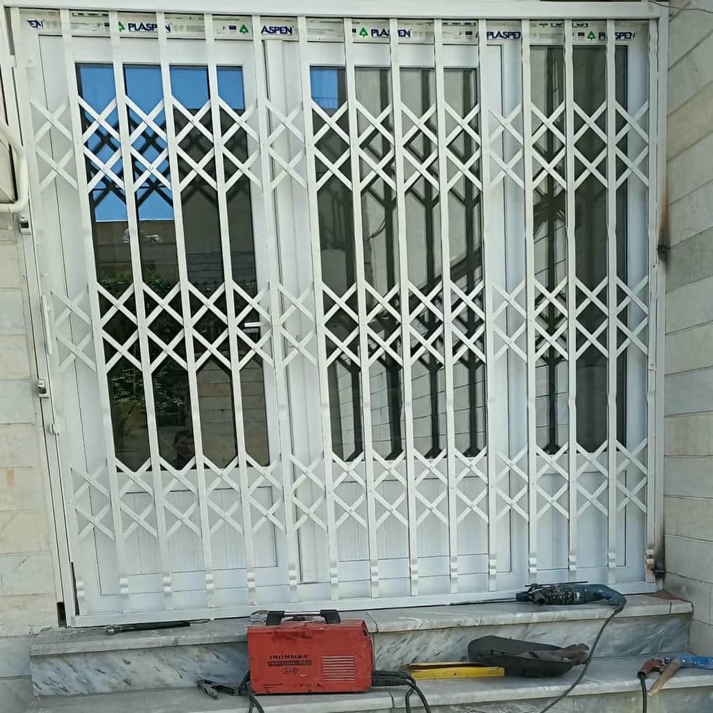 حفاظ درب آکاردئونی با طرح لوزی و ریل بالا