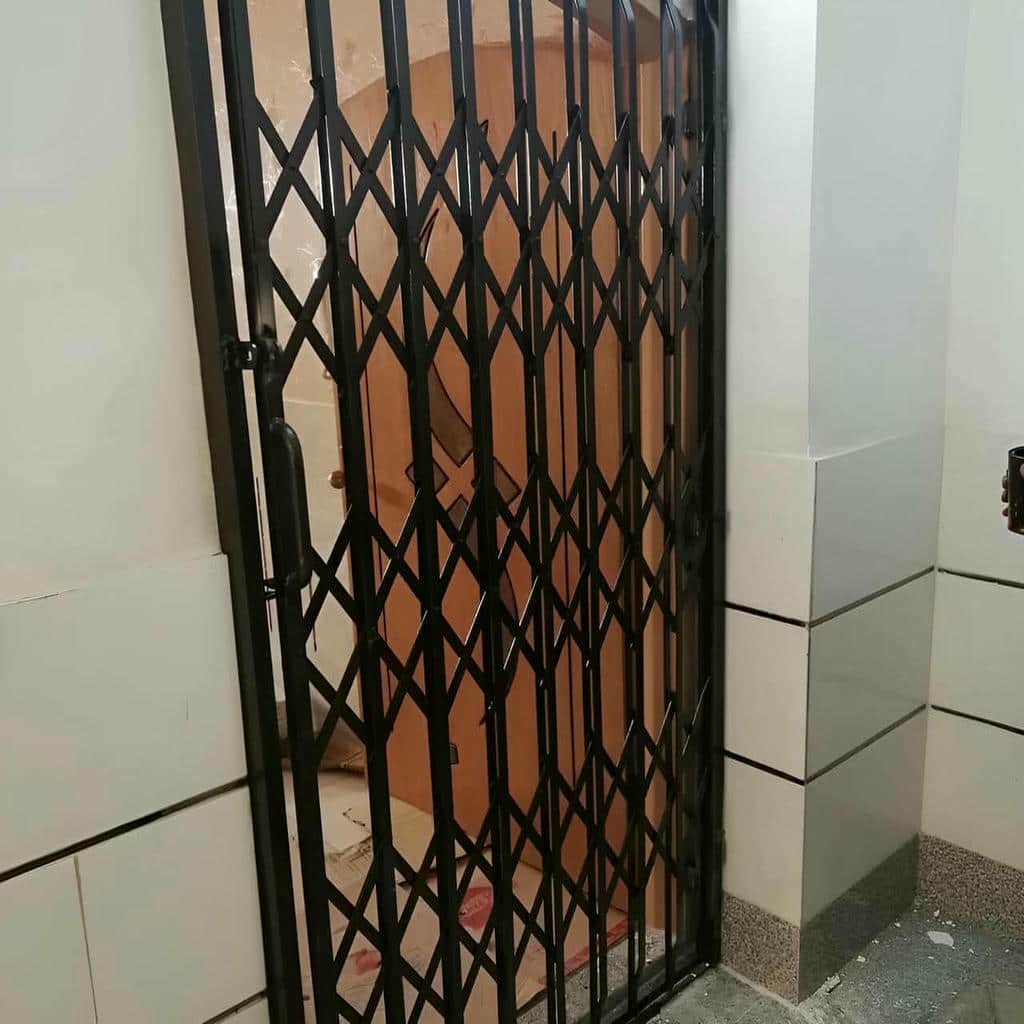 حفاظ درب آکاردئونی با قاب مستحکم در یزد حفاظ درب آکاردئونی با قاب مستحکم در یزد