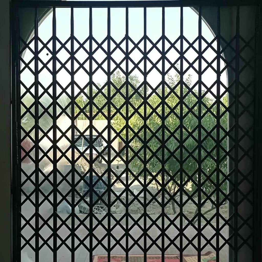 حفاظ درب آکاردئونی با قفل مناسب ورودی استان فارس حفاظ درب آکاردئونی با قفل مناسب ورودی استان فارس