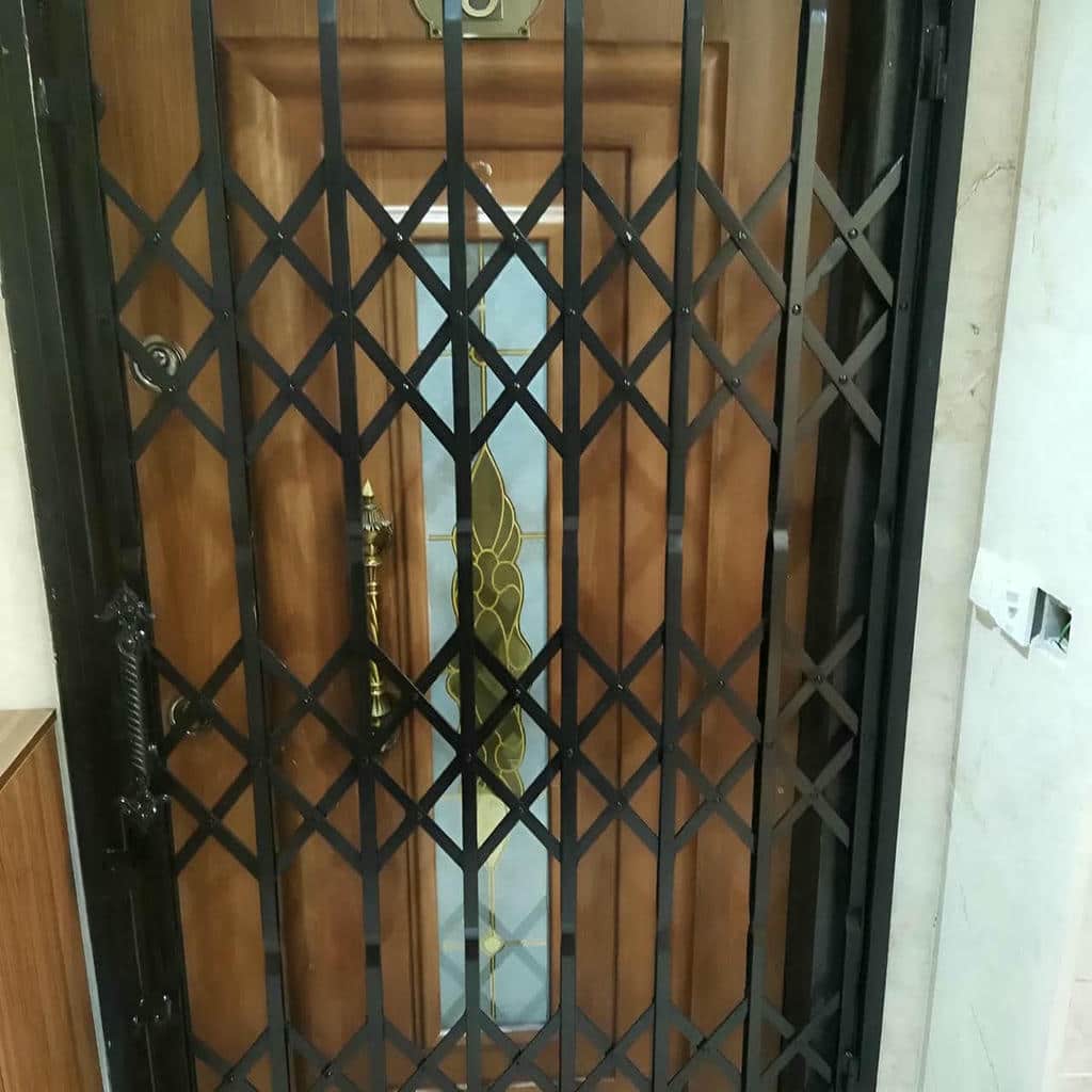 حفاظ درب آکاردئونی با قفل و دستگیره قابل مشاهده