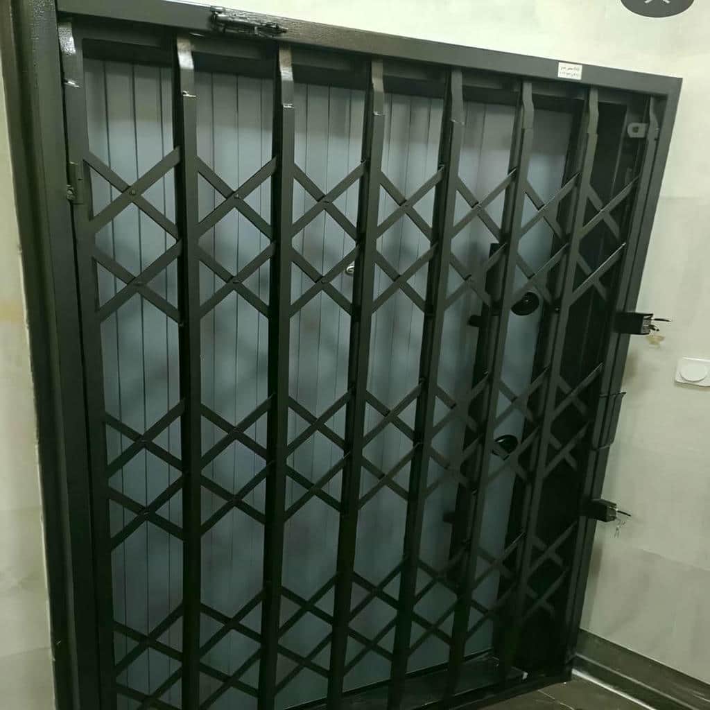 حفاظ درب آکاردئونی با پوشش رنگ تیره