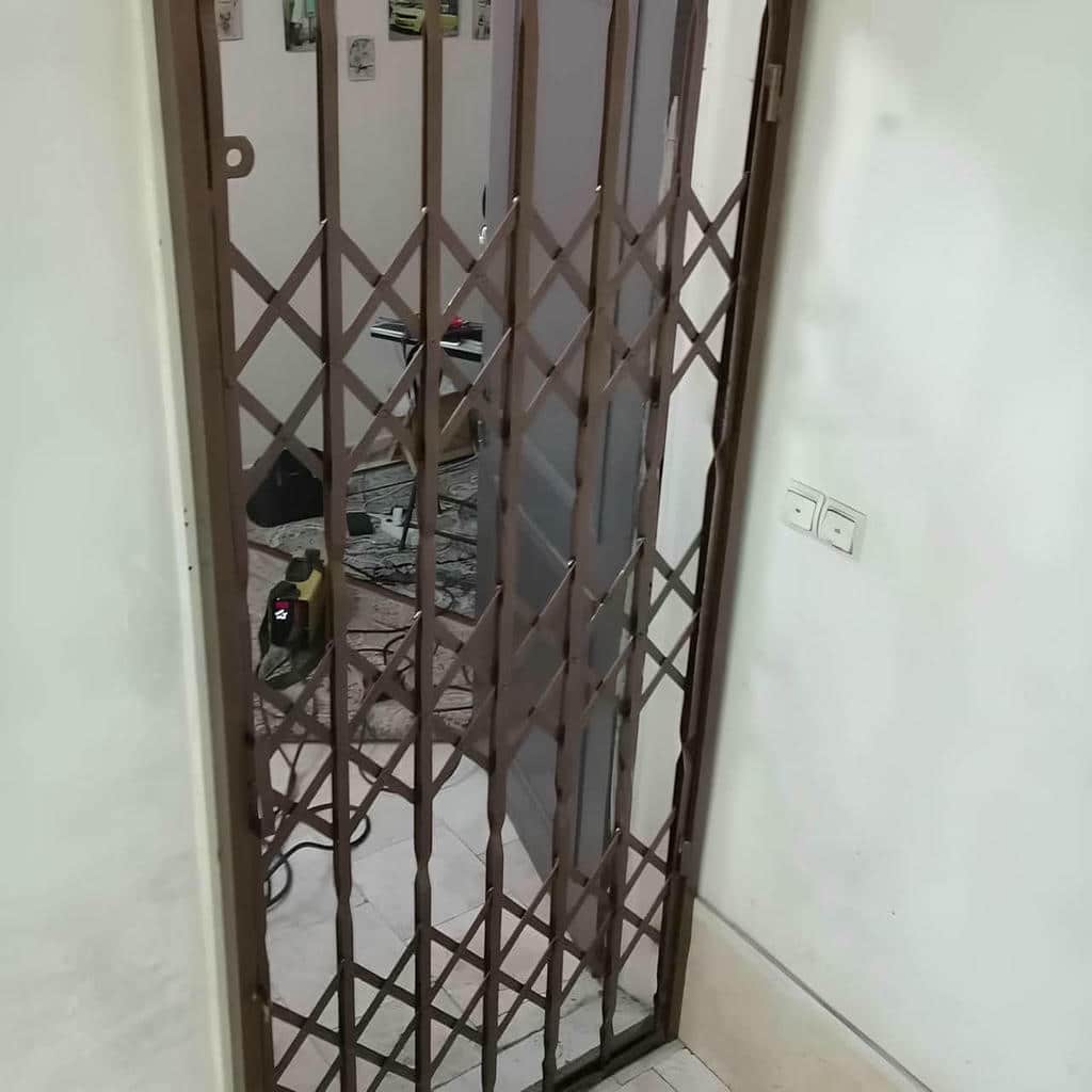 حفاظ درب آکاردئونی با پوشش رنگ یکدست