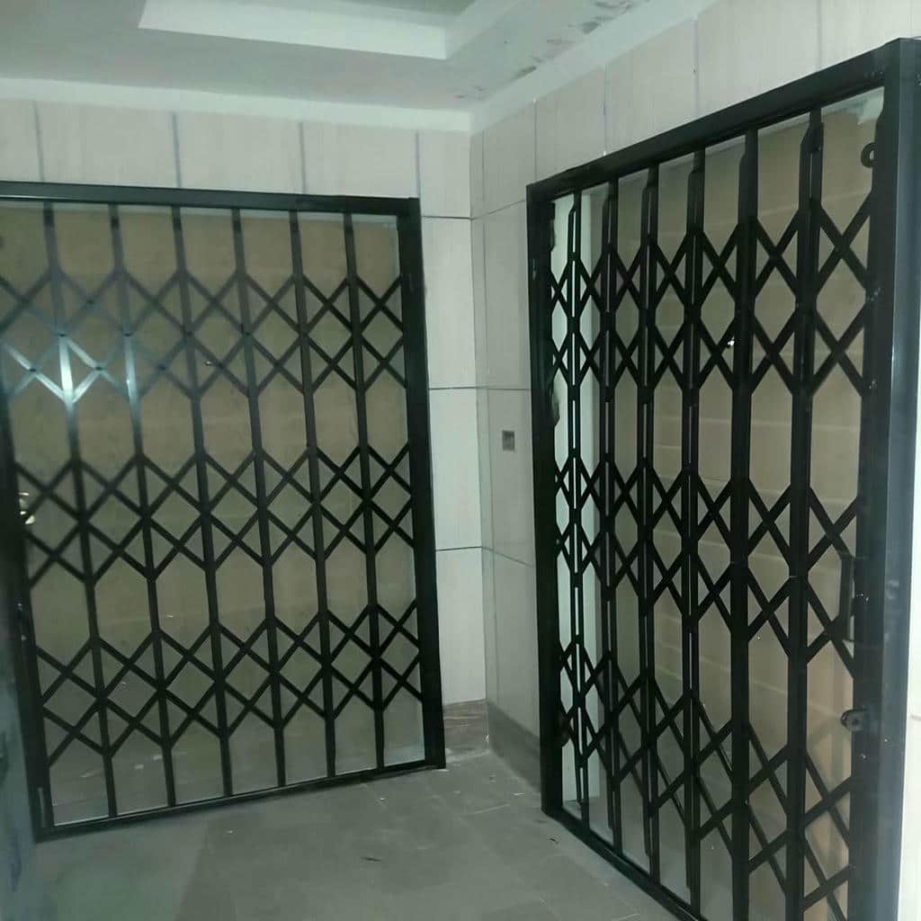 حفاظ درب آکاردئونی تاشو با رنگ تیره استان فارس
