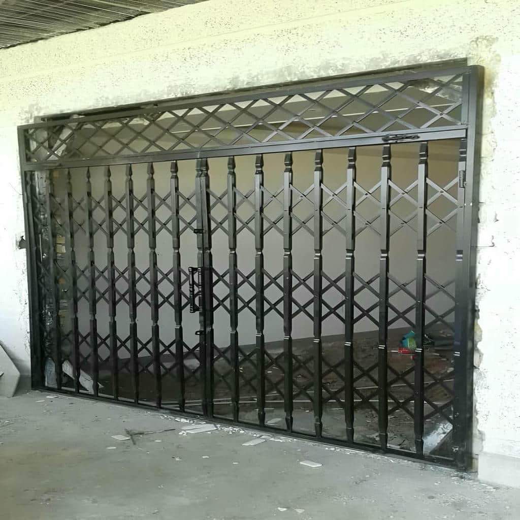 حفاظ درب آکاردئونی جمع شده کنار چارچوب ورودی