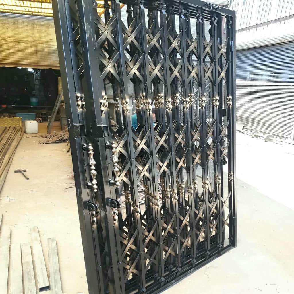 حفاظ درب آکاردئونی جمع شده کنار چهارچوب