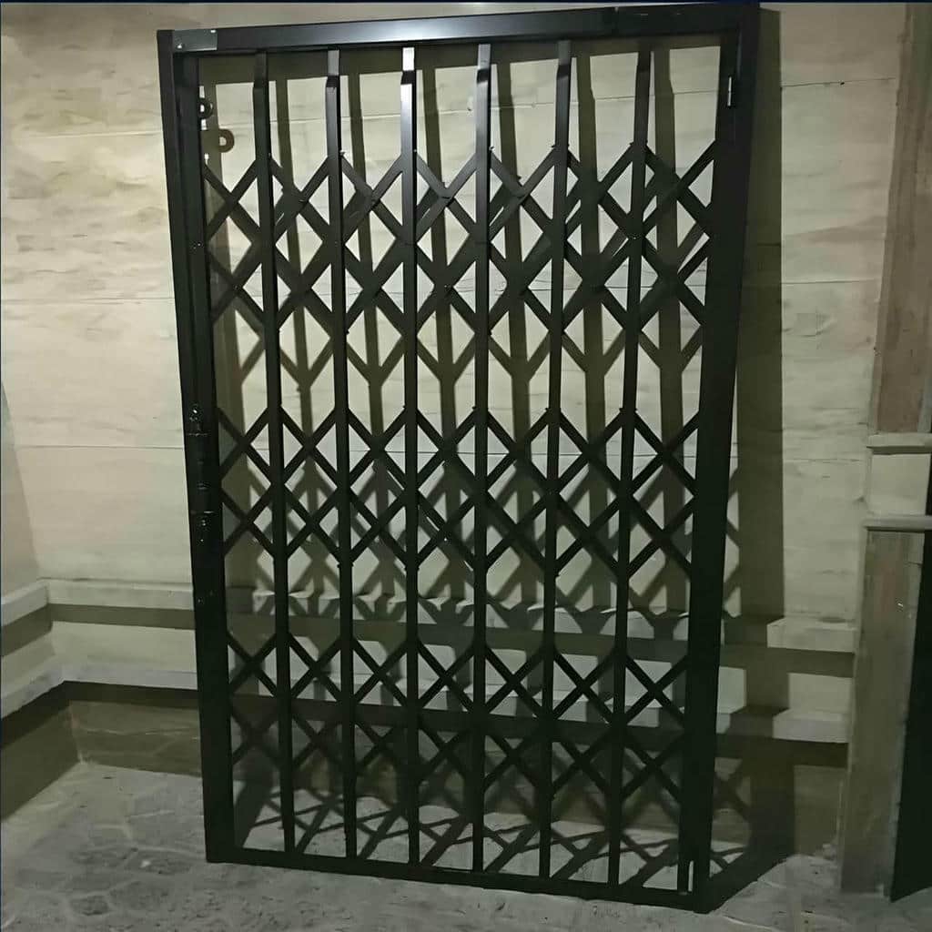 حفاظ درب آکاردئونی در استان قم نمای ورودی با قاب مشکی