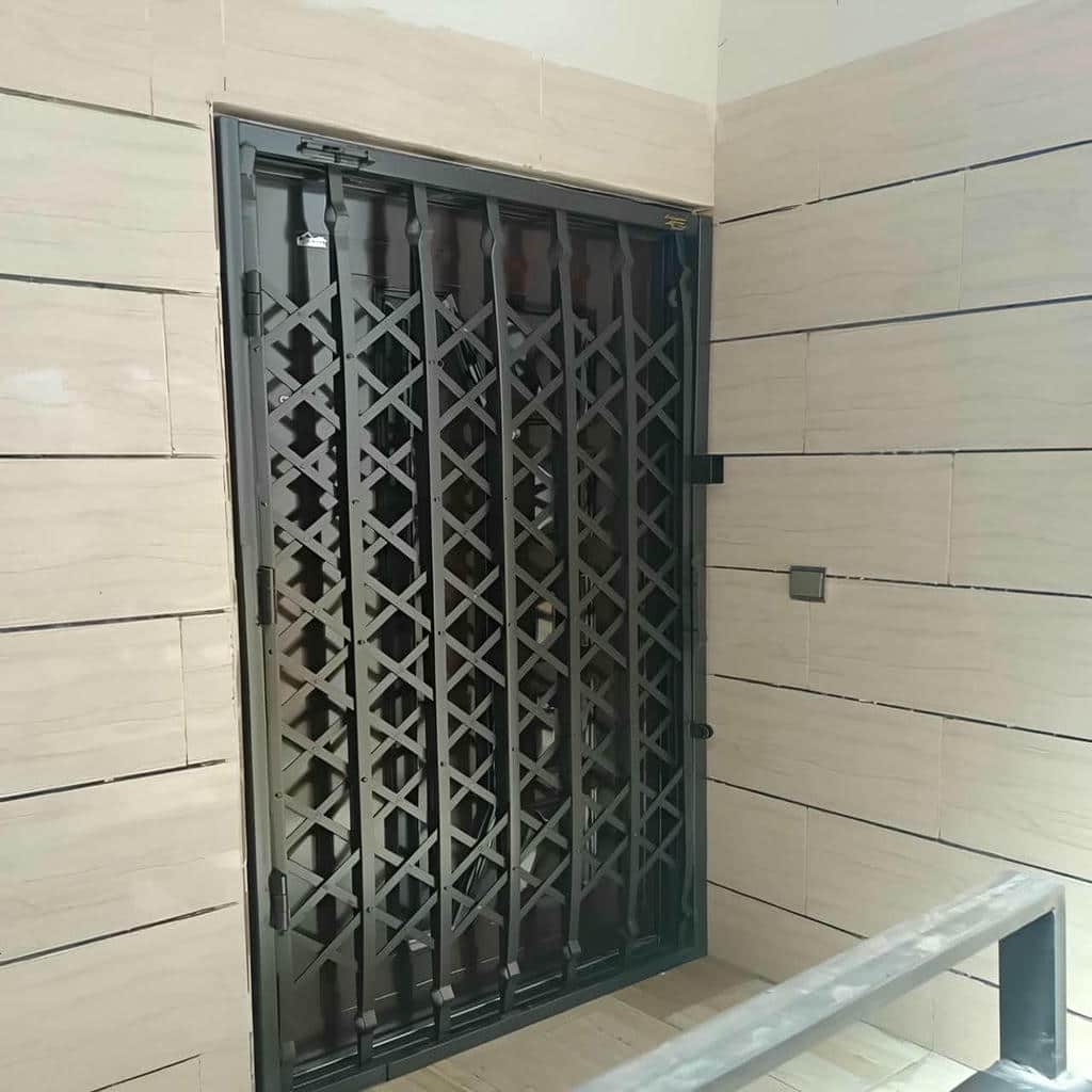 حفاظ درب آکاردئونی در استان یزد کنار چهارچوب حفاظ درب آکاردئونی در استان یزد کنار چهارچوب