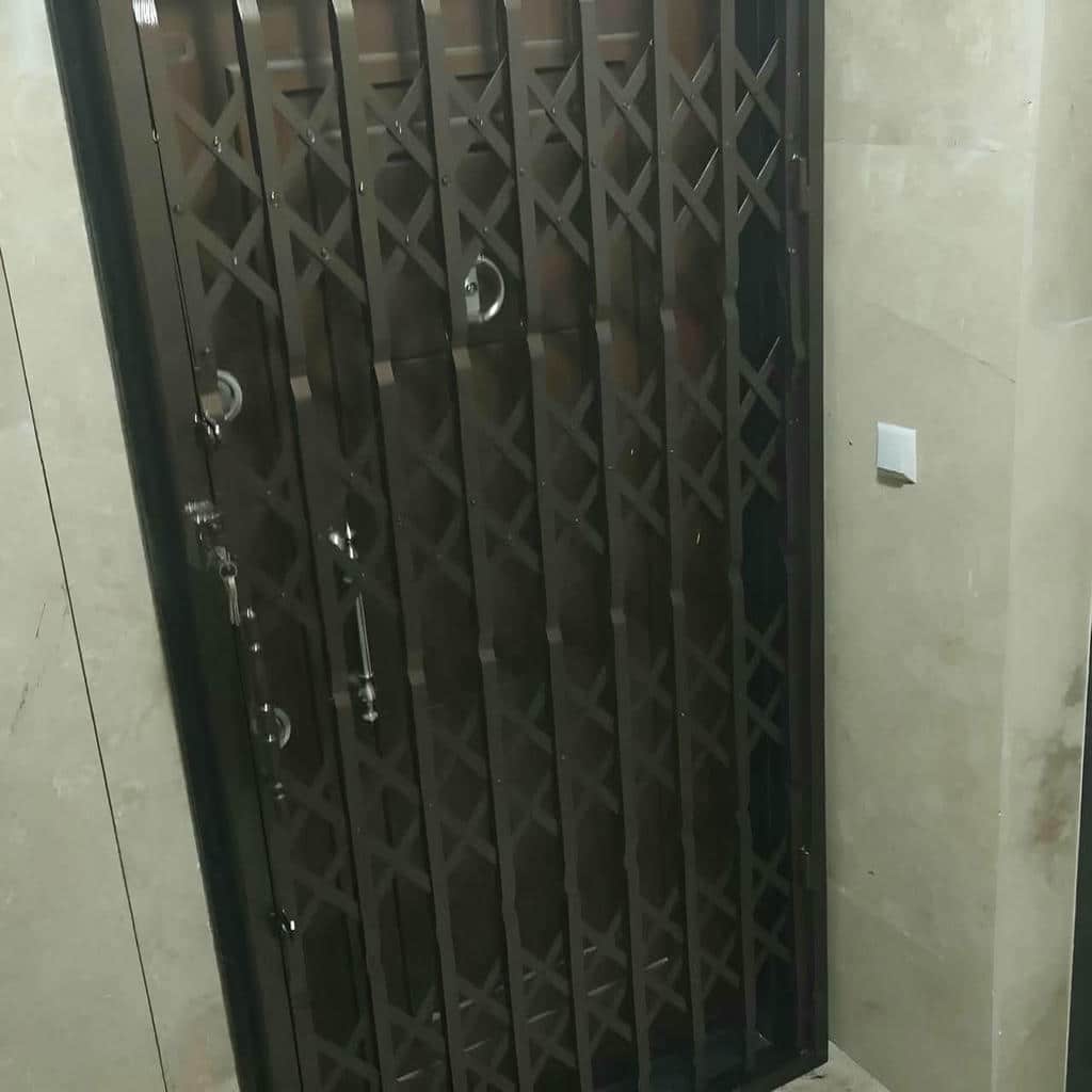 حفاظ درب آکاردئونی در نمای ورودی ساختمان اهواز حفاظ درب آکاردئونی در نمای ورودی ساختمان اهواز