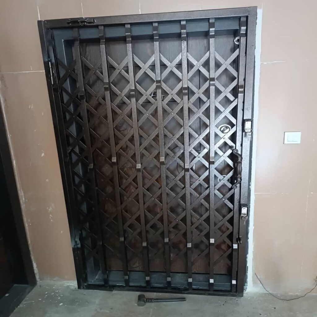 حفاظ درب آکاردئونی سفید برای ورودی آپارتمان