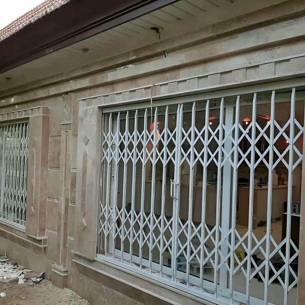 حفاظ درب آکاردئونی فلزی در همدان با رنگ تیره