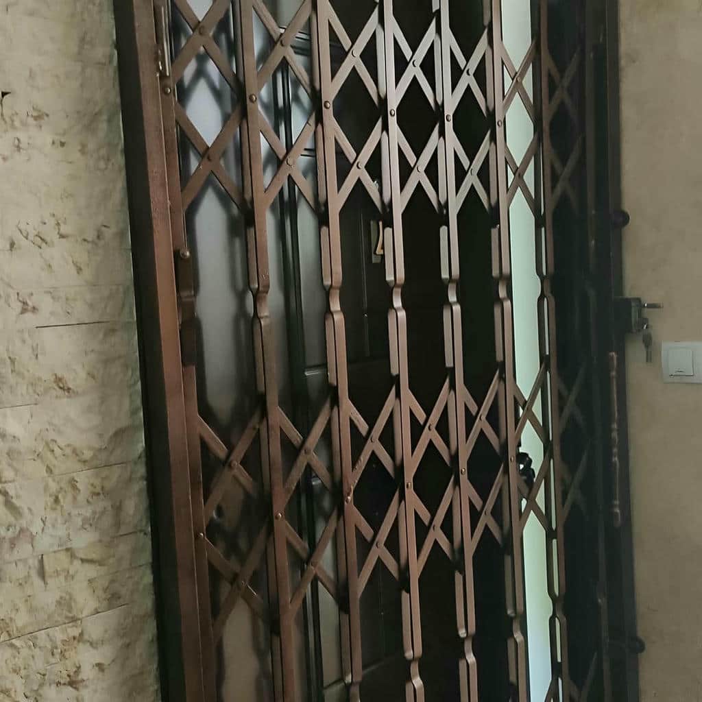 حفاظ درب آکاردئونی فلزی در ورودی آپارتمان استان کرمان
