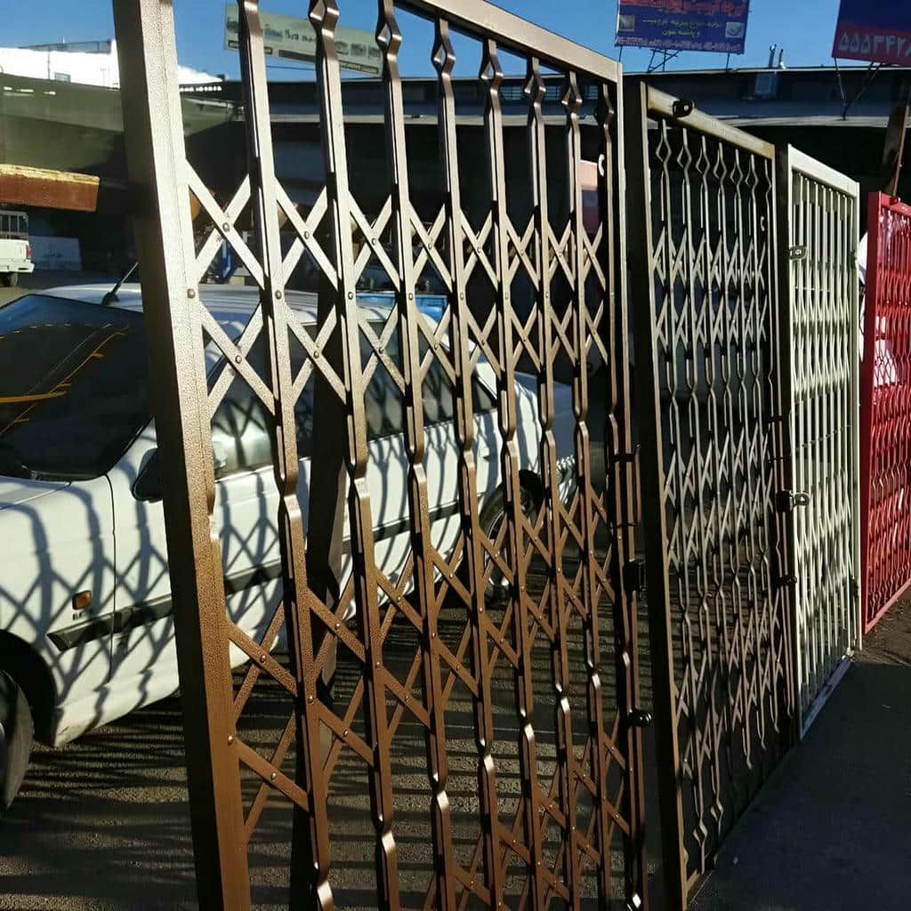 حفاظ درب آکاردئونی فلزی در ورودی ساختمان در استان خراسان جنوبی