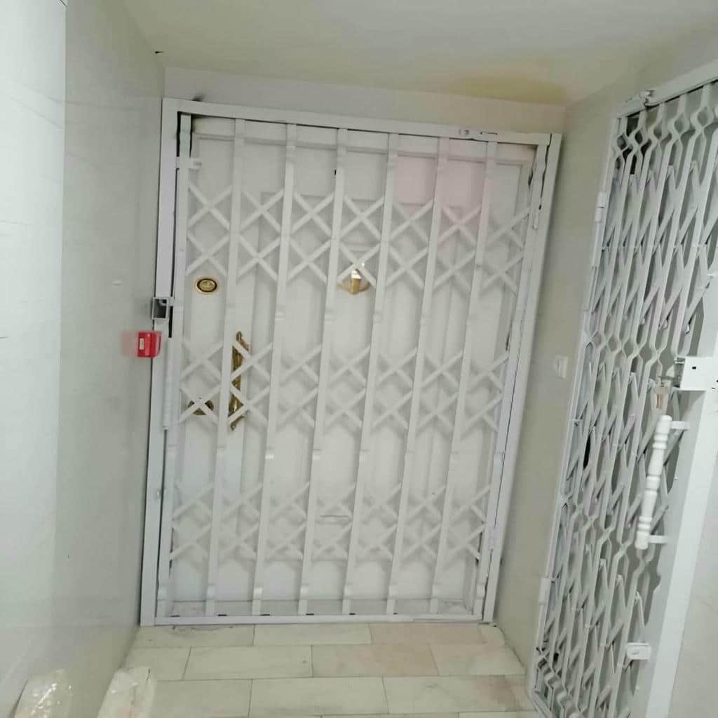 حفاظ درب آکاردئونی مشکی برای ورودی آپارتمان در استان خراسان جنوبی