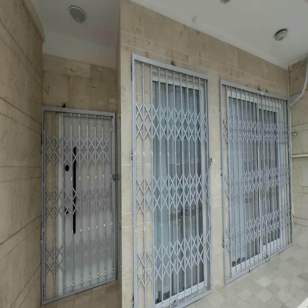 حفاظ درب آکاردئونی مشکی برای ورودی آپارتمان