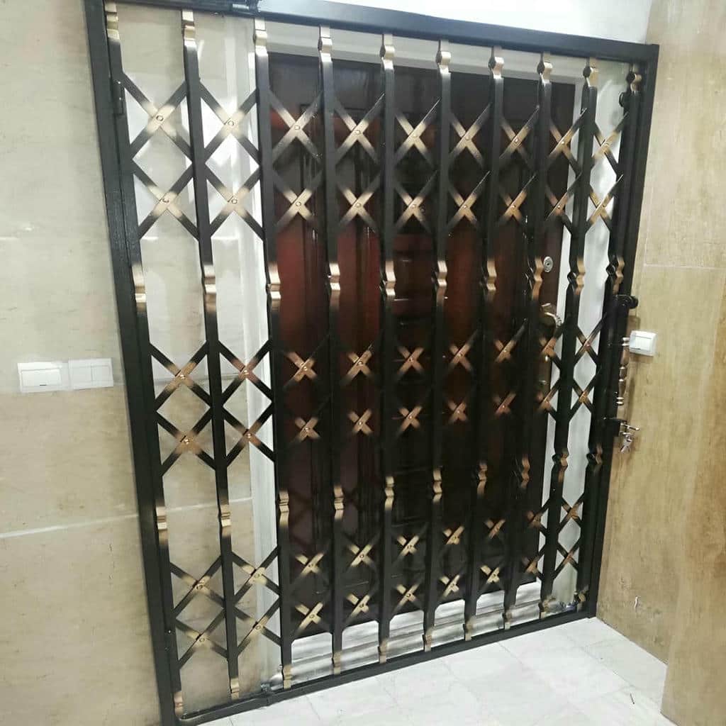 حفاظ درب آکاردئونی مشکی در رشت با نمای فلزی