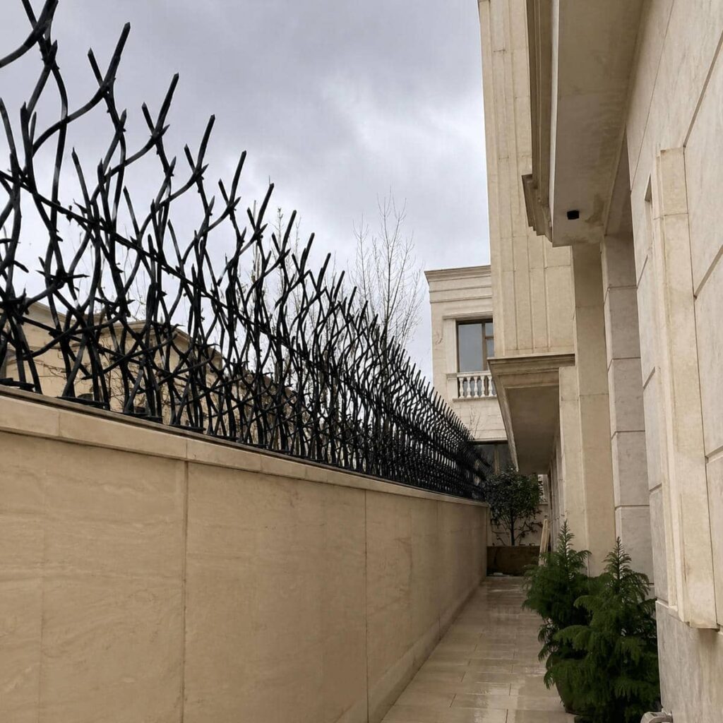 حفاظ دیوار سرنیزه ای در محوطه مسکونی تهران