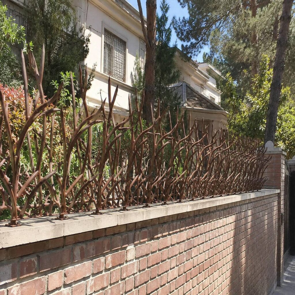 حفاظ دیوار سرنیزه ای فلزی در گرگان