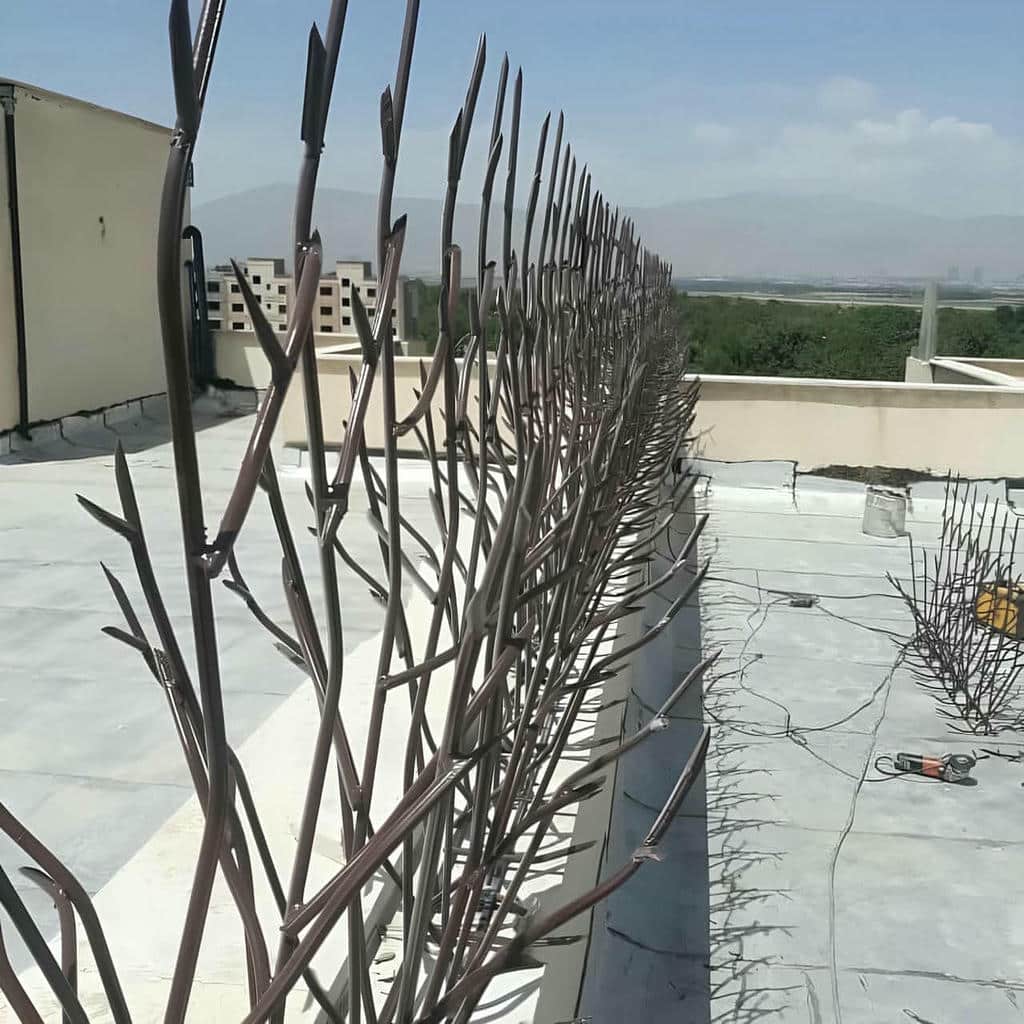 حفاظ دیوار سرنیزه ای کنار نمای آجری زنجان