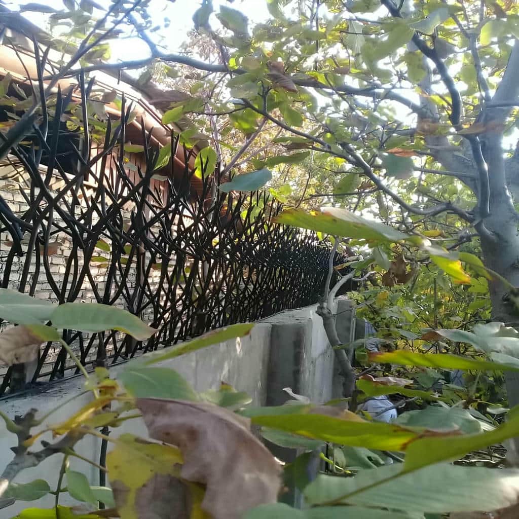 حفاظ دیوار فلزی کنار نمای سنگی