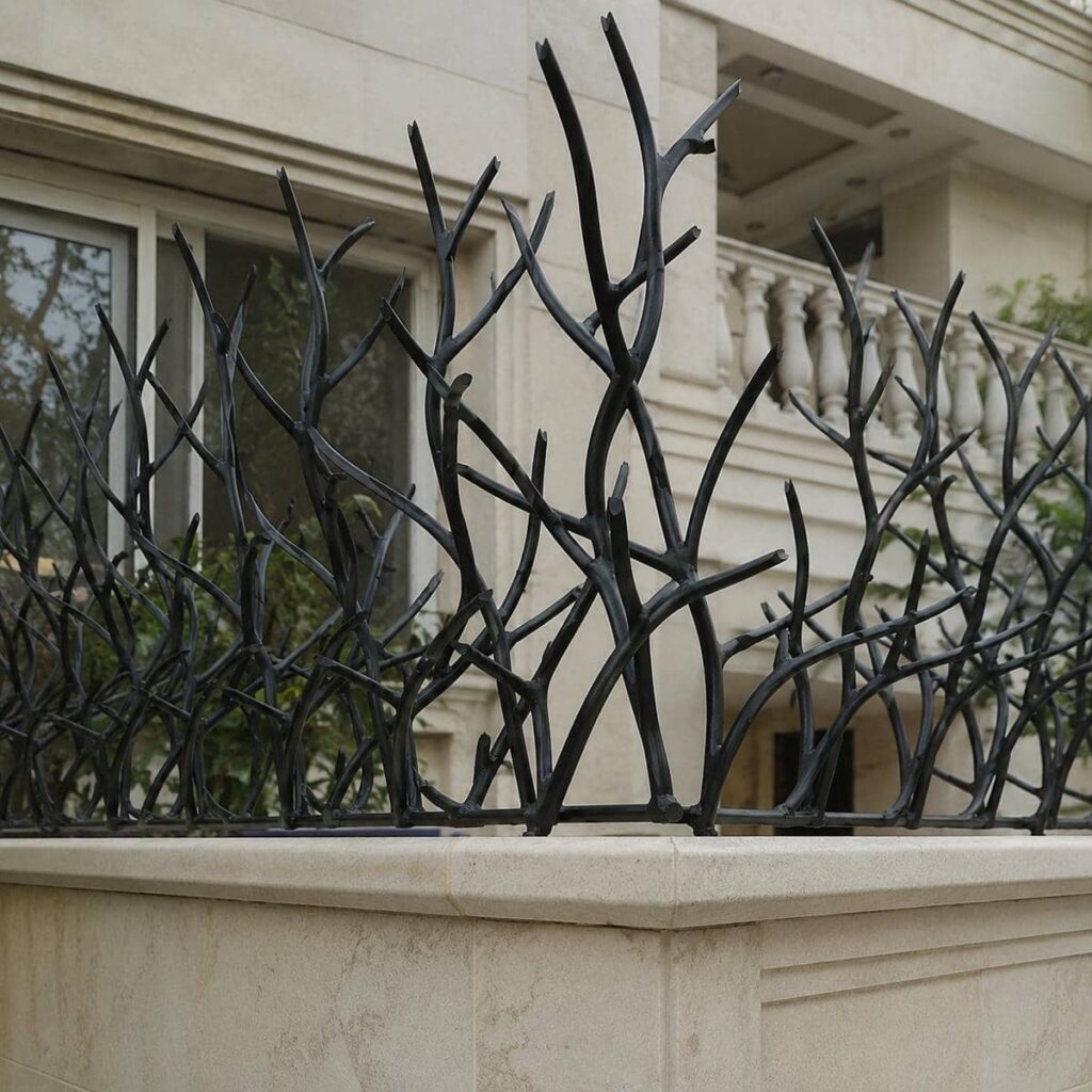 حفاظ شاخ گوزنی با شاخه های متراکم روی دیوار آجری