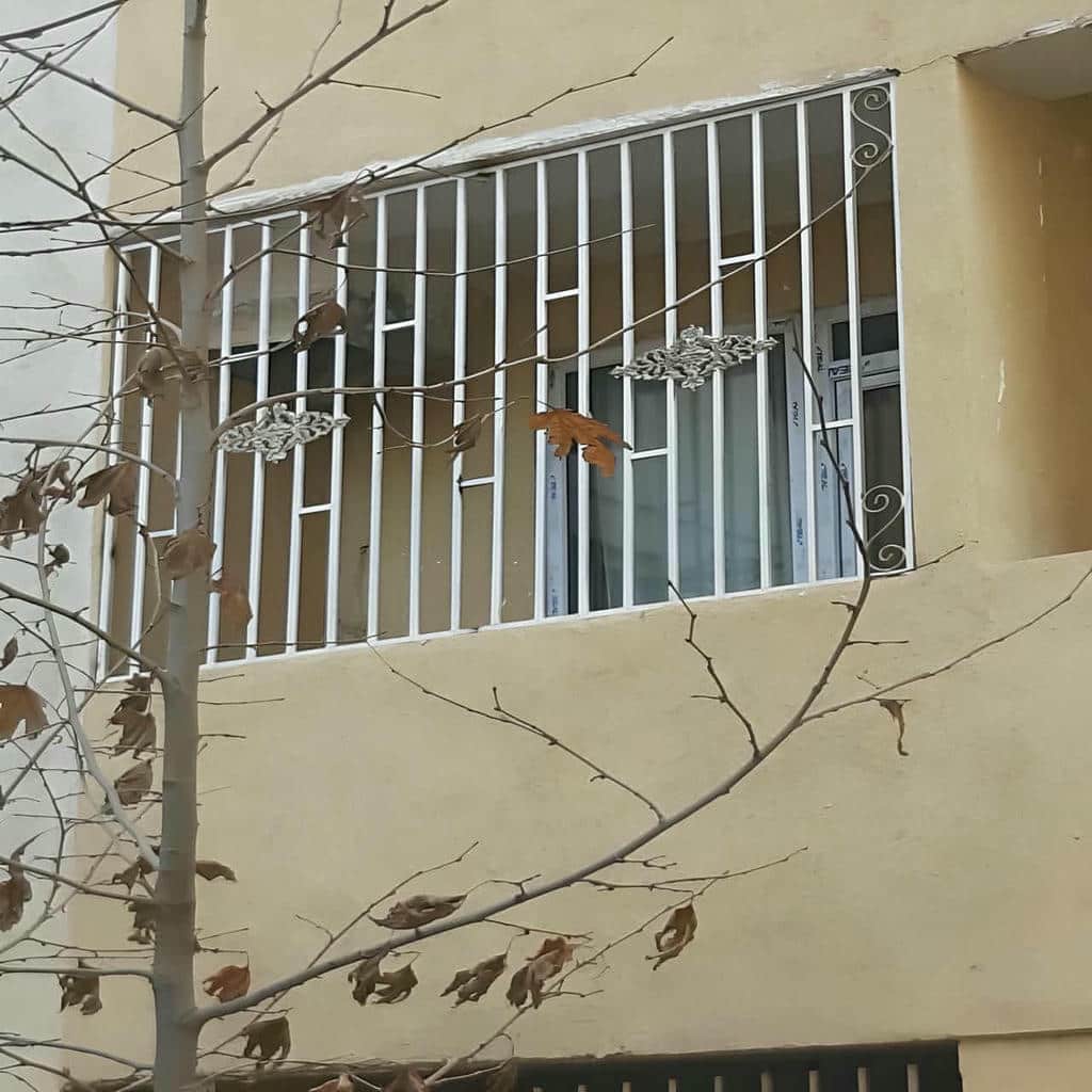 حفاظ فلزی پنجره با نقش هندسی ساده