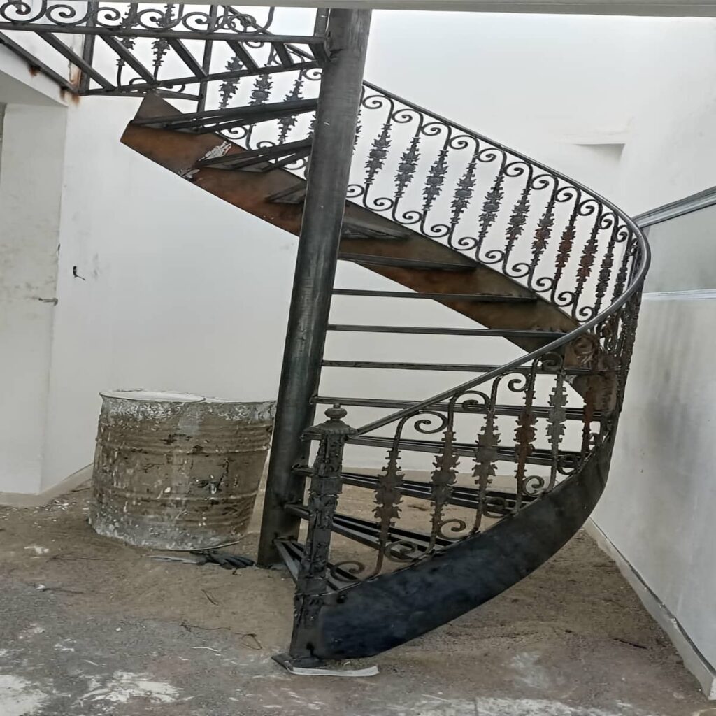 حفاظ پله آهنی با خطوط عمودی ساده