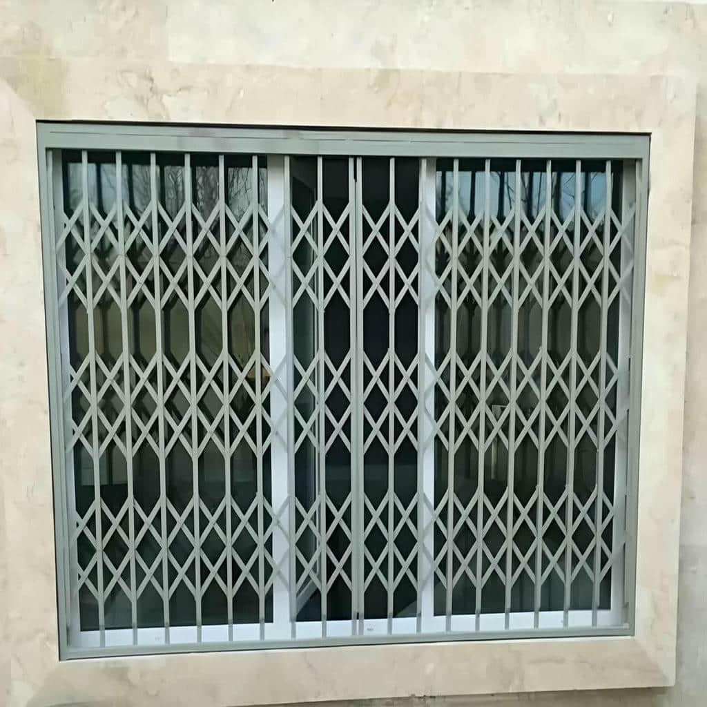 حفاظ پنجره آهنی با پوشش مقاوم و فرم مینیمال
