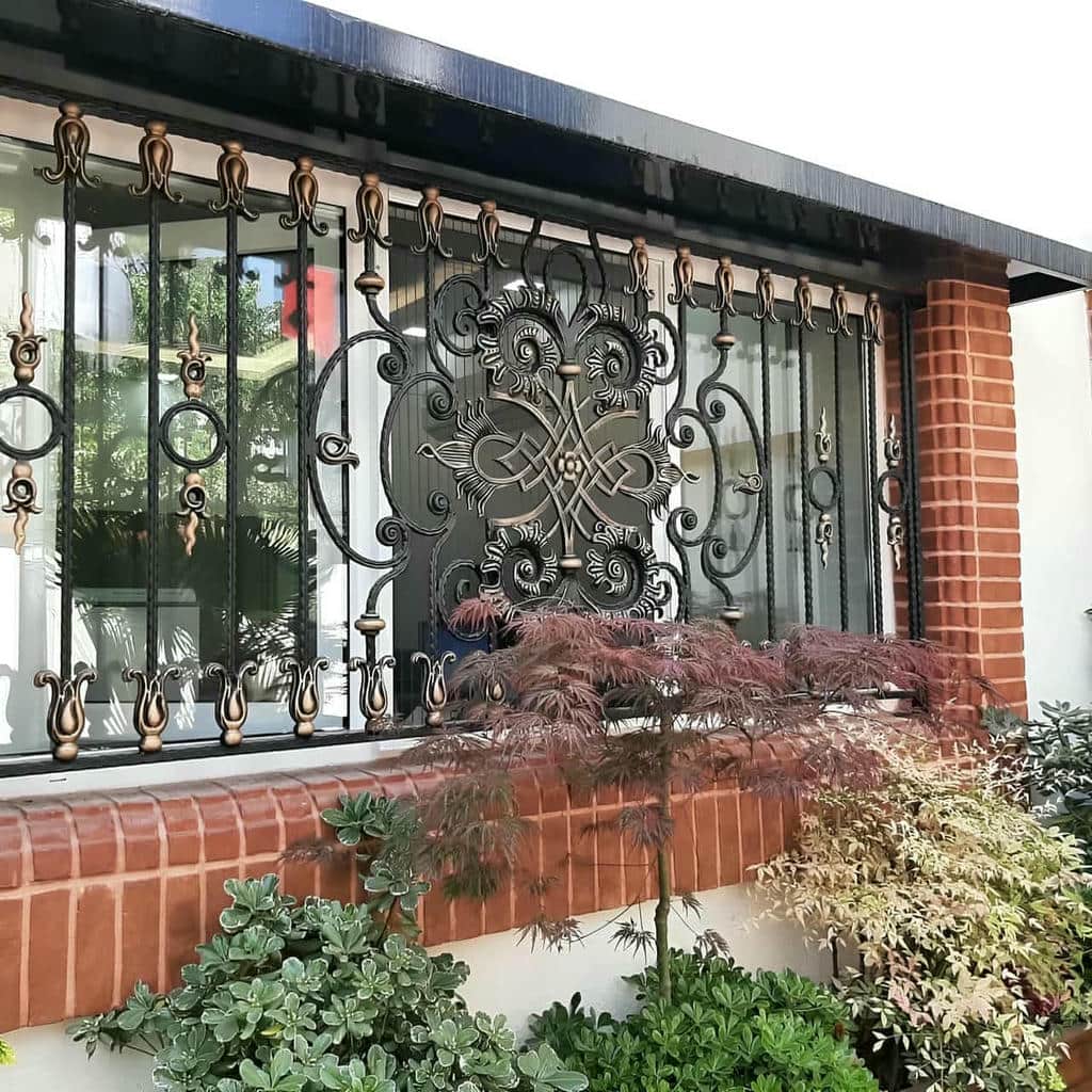 حفاظ پنجره آهنی مشکی برای نمای آجری ارومیه