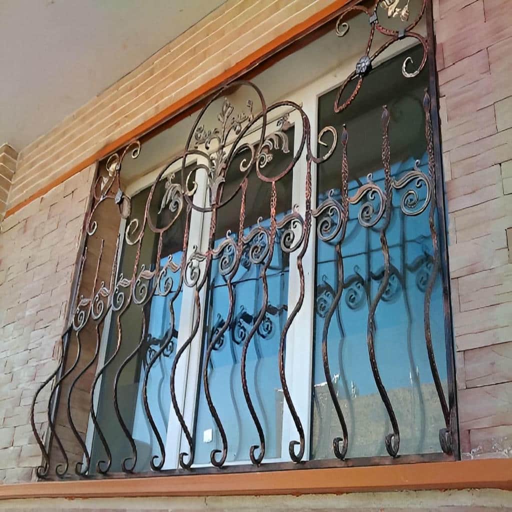 حفاظ پنجره با خطوط عمودی و قاب آهنی