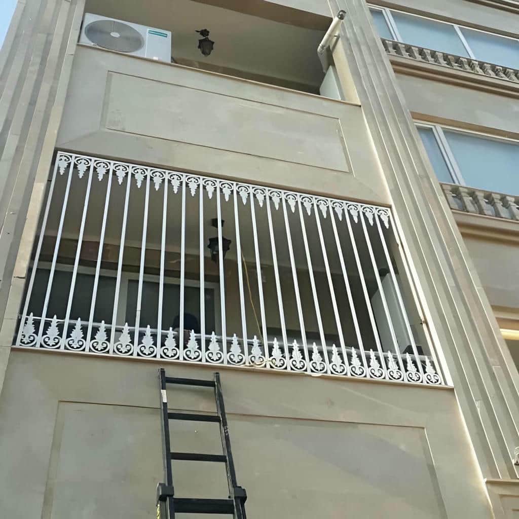 حفاظ پنجره با پوشش تیره در نمای روشن استان فارس