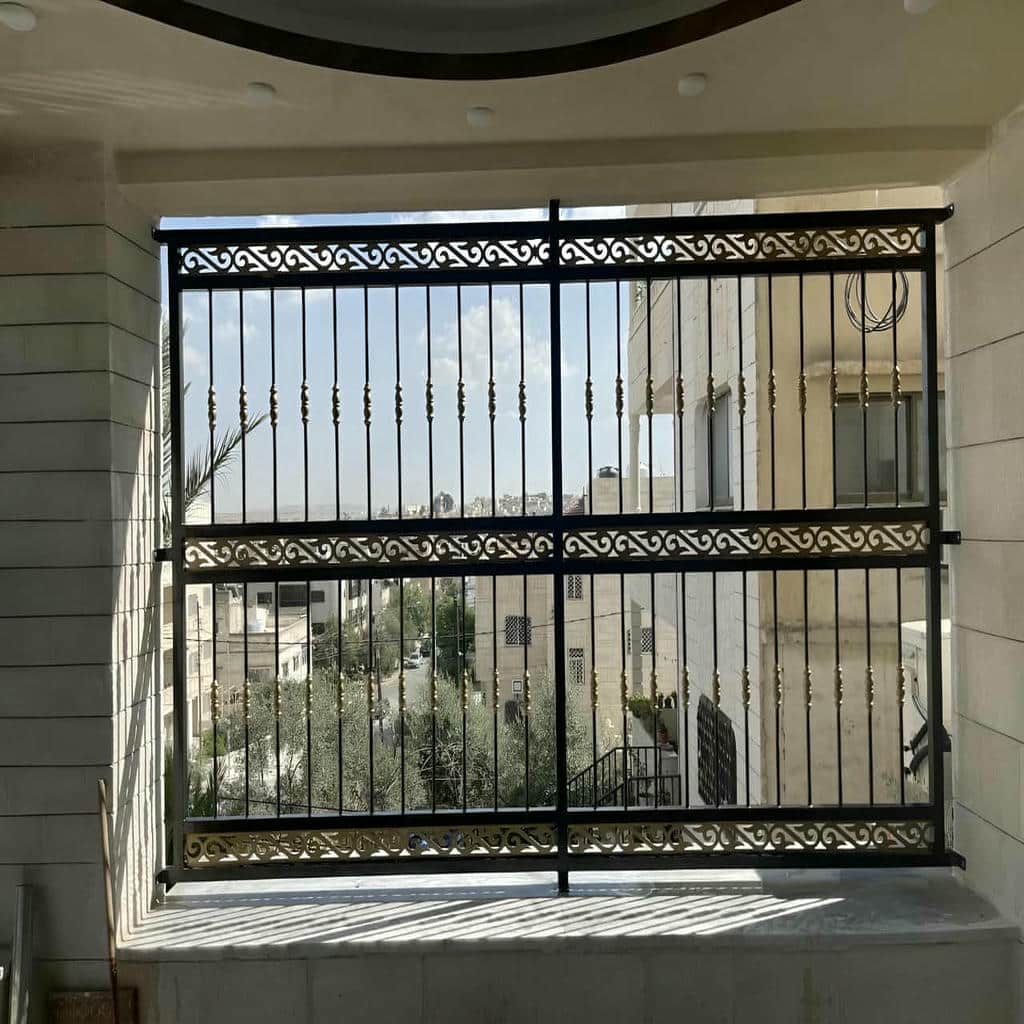 حفاظ پنجره طرح فرفورژه در بندرعباس با نقوش تزئینی