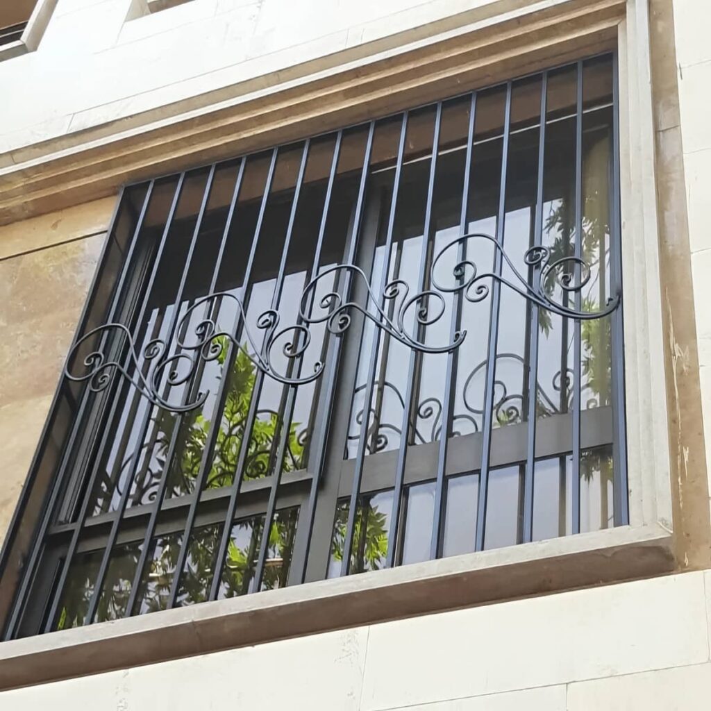 حفاظ پنجره فلزی هماهنگ با نمای سنگی حفاظ پنجره فلزی هماهنگ با نمای سنگی