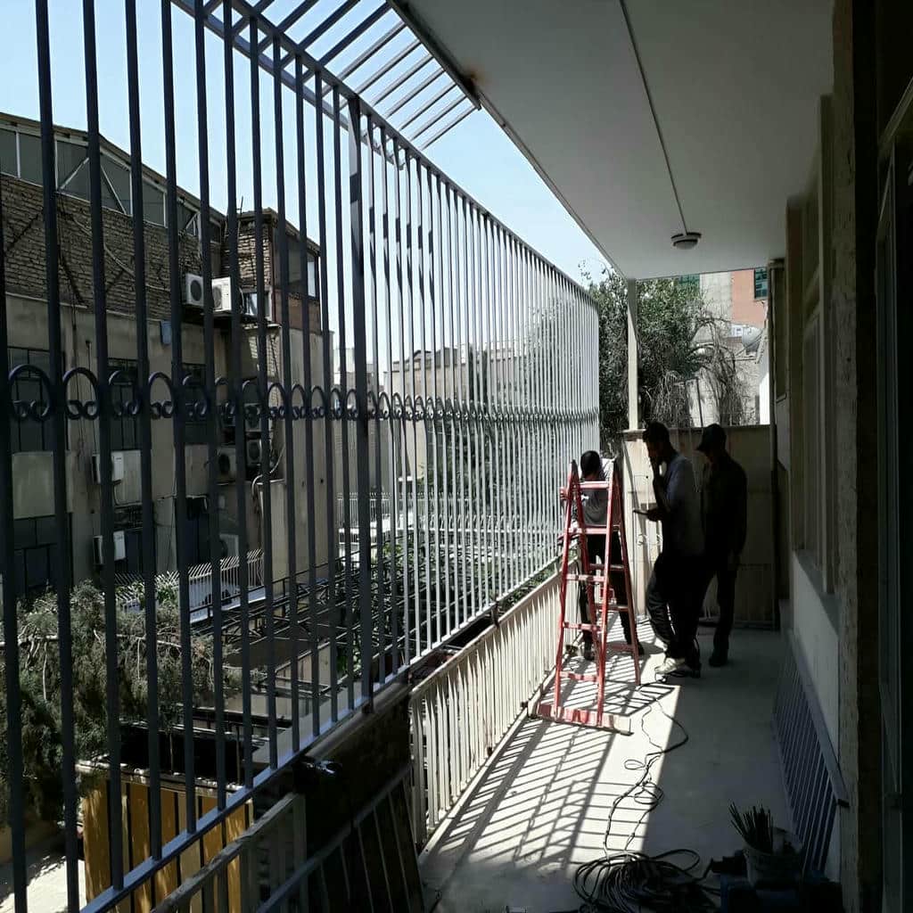 حفاظ پنجره مشبک فلزی در نمای روشن