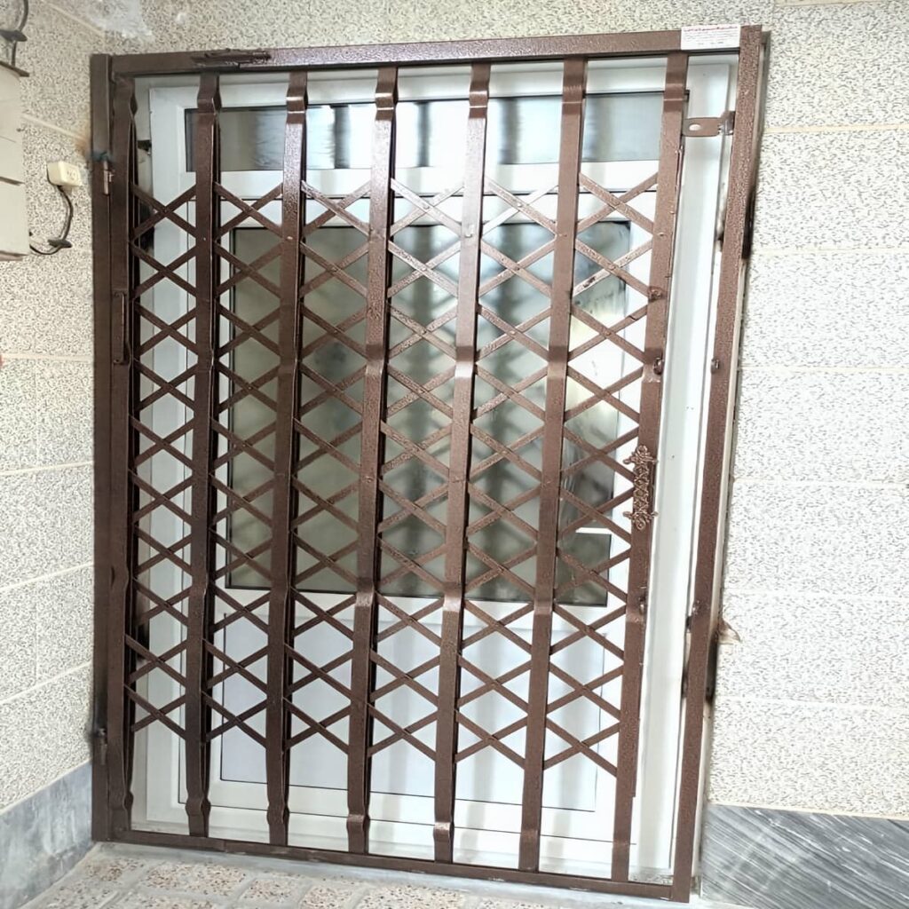 درب آکاردئونی با شبکه لوزی و قاب فولادی
