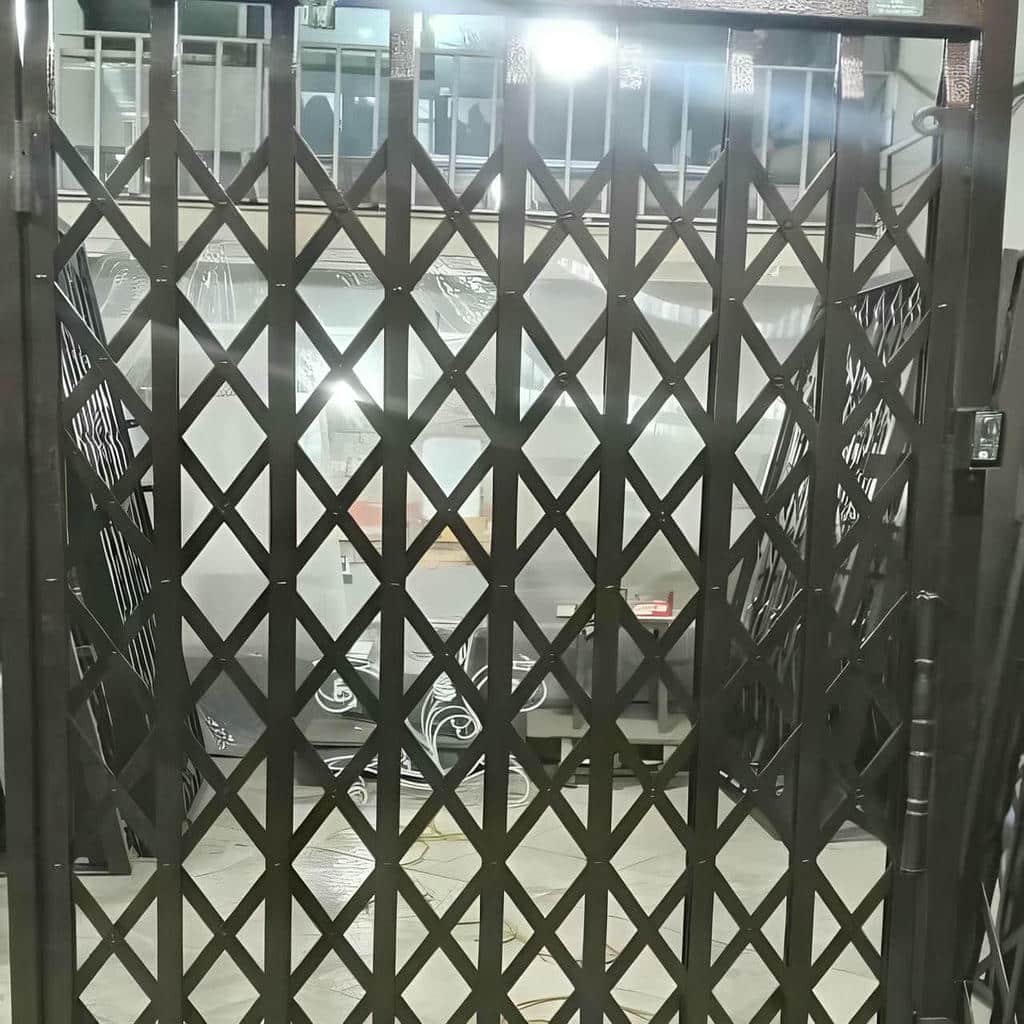 درب آکاردئونی با پوشش تیره کنار چهارچوب درب آکاردئونی با پوشش تیره کنار چهارچوب